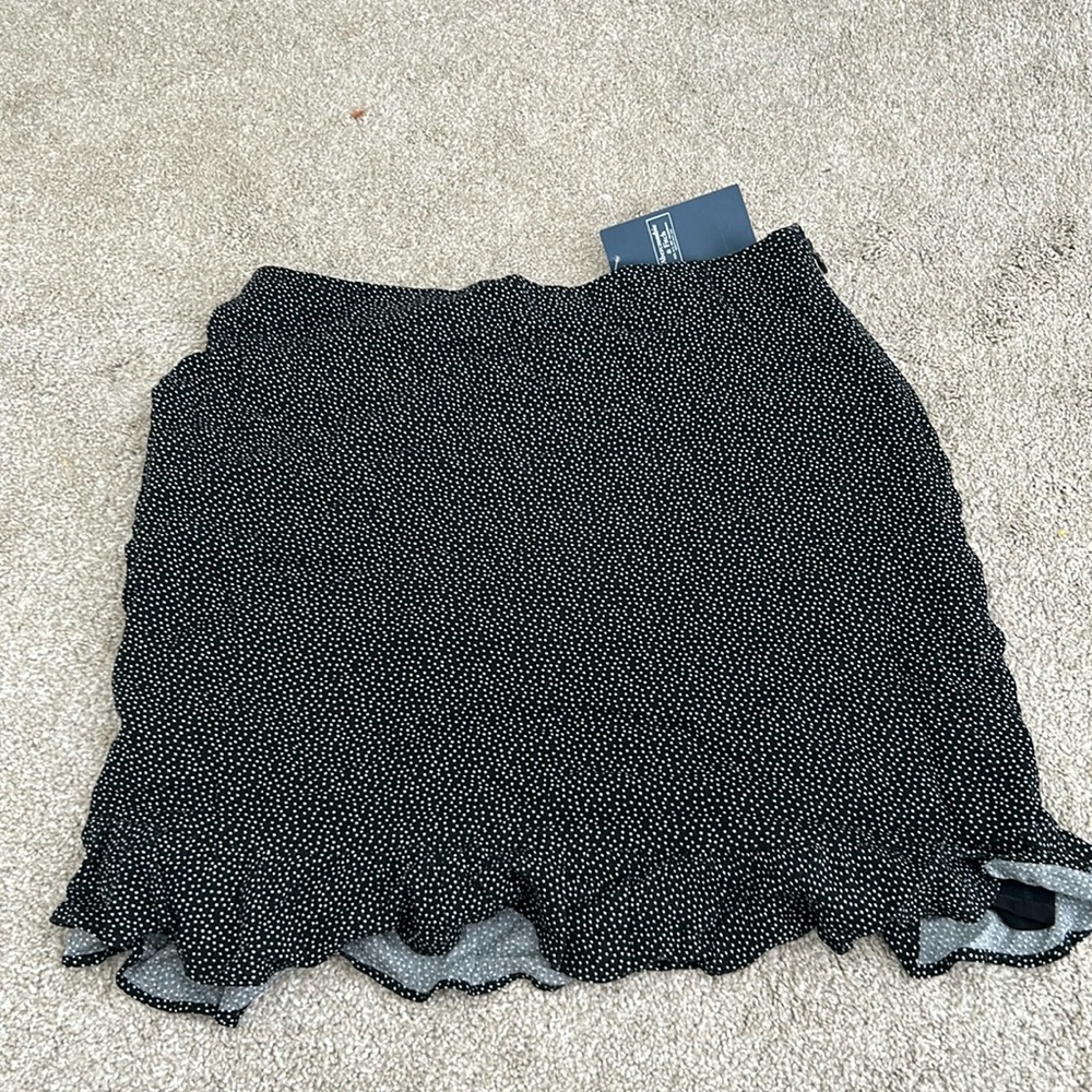 Polka dot skort with ruffled hem- NWT (abercrombie)